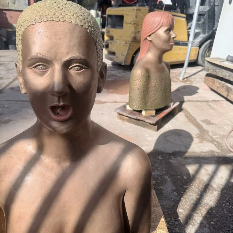 Bronzebüsten lackiert