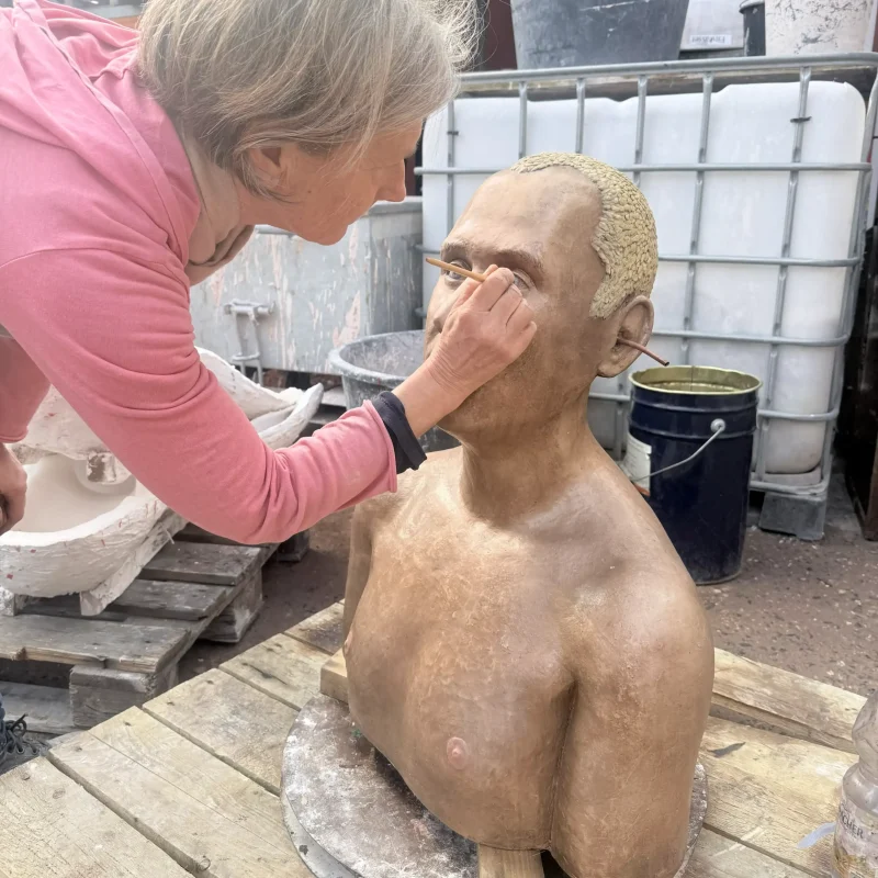 finale lackierung einer bronzebüste